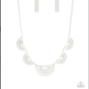 paparazzi Jewelry - Fanned Out Fashion Necklace paparazzi Jewelry - Fanned Out Fashion Necklace